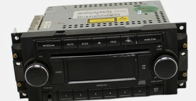 Eticheta radio CHRYSLER P05064171AG pe Jeep Grand Cherokee 2005-2007 cu numar de serie T 17 AH 059 pentru cod deblocare